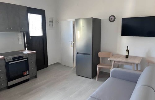 Livadi House | Holiday Home 'Livadakia Beach House' with Balcony and Air Conditioning