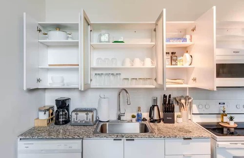 Downtown Cincinnati Apartment | CBD, OTR 1BR, Gym, Pool, 5 mins walk to stadiums
