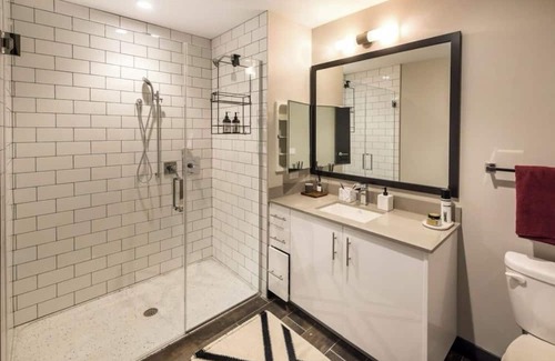 West Loop Apartment | West Loop Oasis