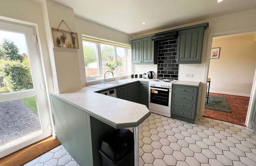 Yeovil House | Modern 3-Bed Home in Yeovil with Free Private Parking Wi-Fi & Garden