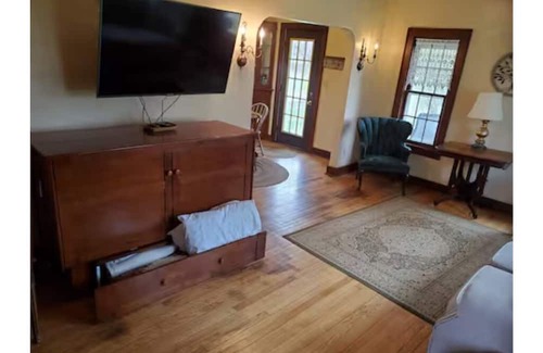 Arena Cottage | Sugarland Farmhouse - Charming 2-bedroom on 10 acre farm + class 2 trout stream