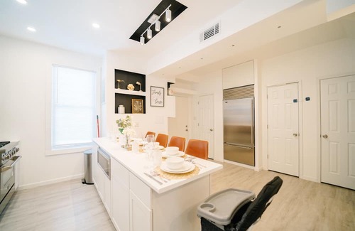 Washington House | Cozy Home!Fully Renovated|Driveway Parking|Close to Metro