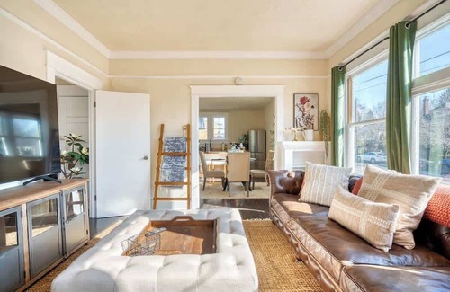 Kerns House | Dream Two-Bedroom in Laurelhurst ~ 97 WalkScore