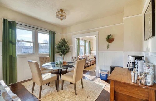 Kerns House | Dream Two-Bedroom in Laurelhurst ~ 97 WalkScore