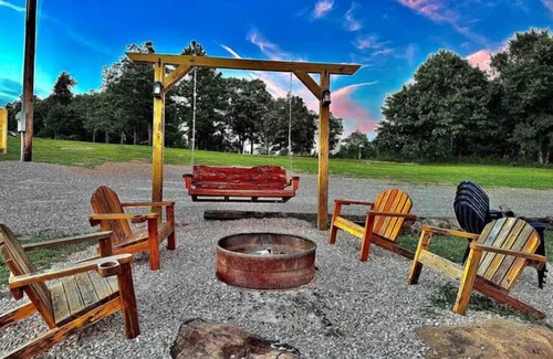Compton House | Buffalo River Cowboy Cabin Getaway and HOT TUB!