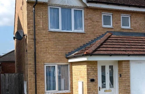 Stockton-on-Tees House | Stockton home with 3 bedrooms and 2.5 bathrooms