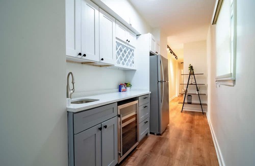 Gold Coast Apartment | Modern 4BR Gold Coast Duplex w/Jacuzzi & Balcony