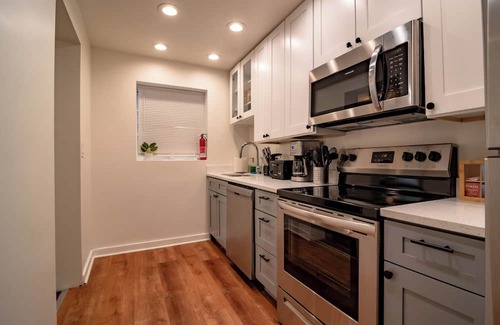 Gold Coast Apartment | Modern 4BR Gold Coast Duplex w/Jacuzzi & Balcony
