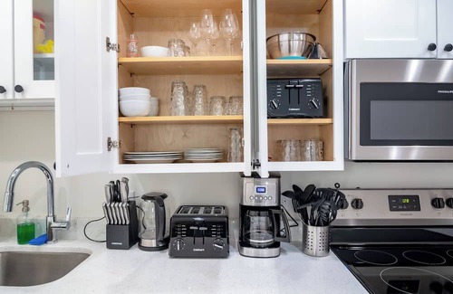 Gold Coast Apartment | Modern 4BR Gold Coast Duplex w/Jacuzzi & Balcony