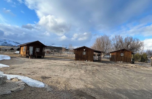 Almo Cabin | Cabin 7 at the Almo Inn near City of Rocks and Castle Rocks State Park - cozy!