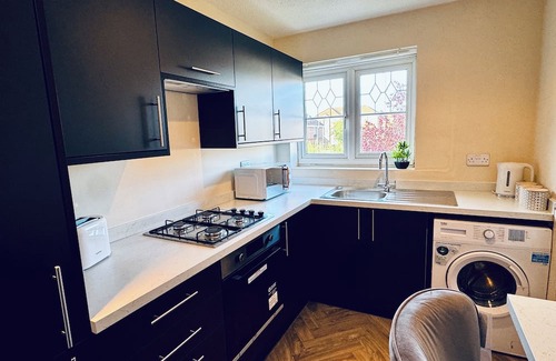 Trafford House | Modern 2BR Getaway | Close to Airport + Free Parking