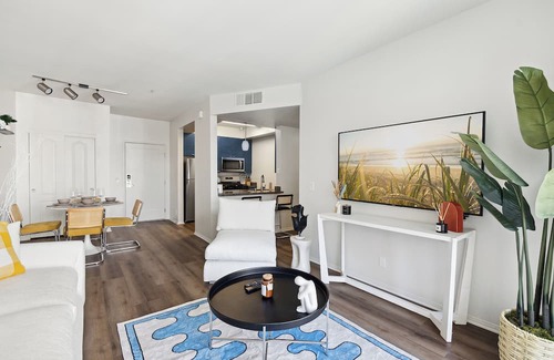 Marina del Rey Apartment | Coastal Retreat: 2BDR Apt in Marina Del Rey – Pool, Gym & Free Parking