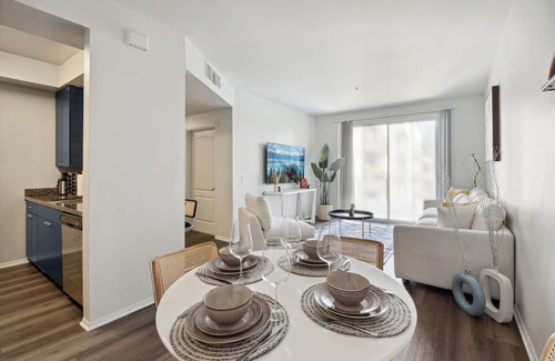 Marina del Rey Apartment | Coastal Retreat: 2BDR Apt in Marina Del Rey – Pool, Gym & Free Parking