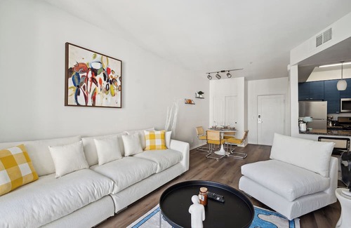 Marina del Rey Apartment | Coastal Retreat: 2BDR Apt in Marina Del Rey – Pool, Gym & Free Parking