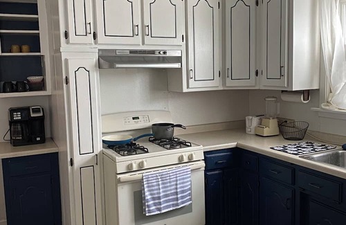 Chisholm House | Cozy 20s Vintage 2BR House in Chisholm
