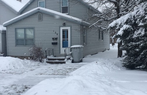 Chisholm House | Cozy 20s Vintage 2BR House in Chisholm