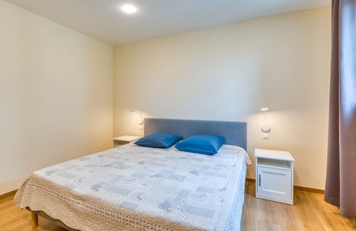 Arles House | Apartment 'Chambre 5' with Shared Pool, Wi-Fi and Air Conditioning