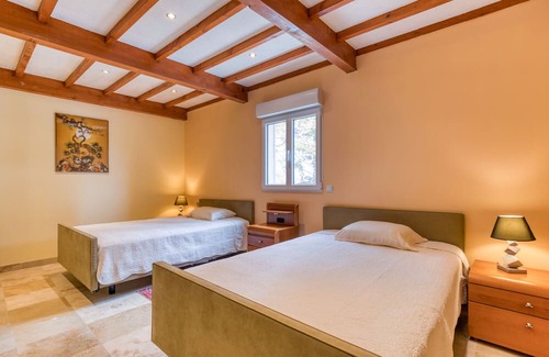 Arles House | Apartment 'Chambre 3' with Shared Pool, Wi-Fi and Air Conditioning