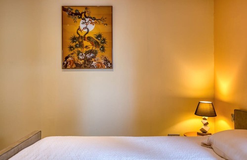 Arles House | Apartment 'Chambre 3' with Shared Pool, Wi-Fi and Air Conditioning