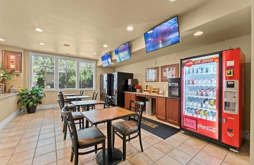 Reno/Tahoe Airport Apartment | New Cozy 1BR Apt with Gym, Sauna & Heated Pool Access