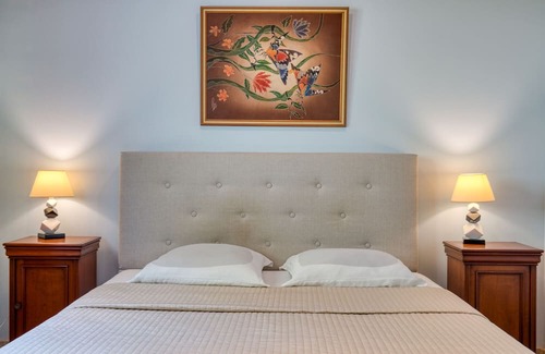 Arles House | Apartment 'Chambre 2' with Shared Pool, Wi-Fi and Air Conditioning