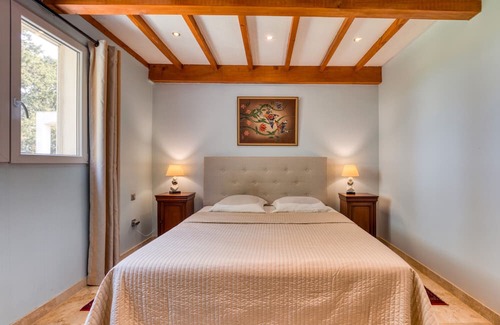 Arles House | Apartment 'Chambre 2' with Shared Pool, Wi-Fi and Air Conditioning