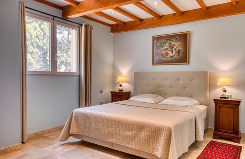 Arles House | Apartment 'Chambre 2' with Shared Pool, Wi-Fi and Air Conditioning