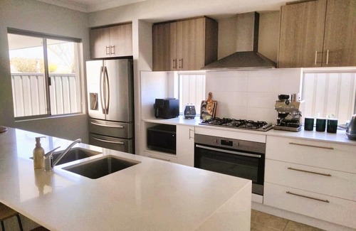Rockingham House | 4 Bedroom Modern Townhouse