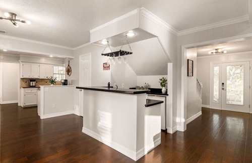 Conroe House | *NEW* Elegant Colonial Retreat - The Woodlands & Conroe