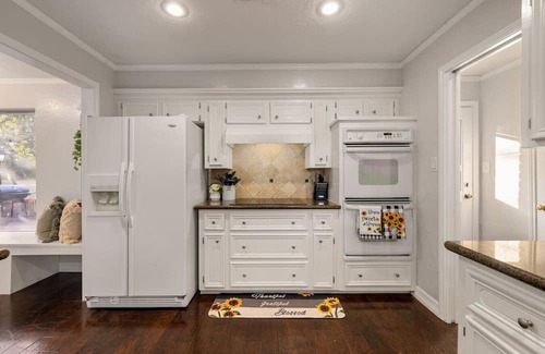 Conroe House | *NEW* Elegant Colonial Retreat - The Woodlands & Conroe
