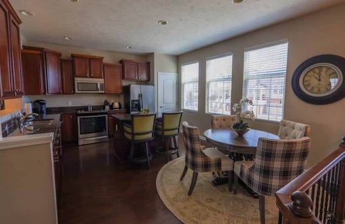Woodmere House | Charming 3-bedroom house in delightful Pepper Pike with WiFi, High End FINISHES