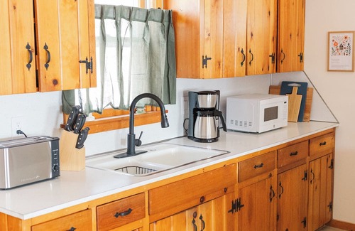 Bethlehem Village Cottage | Lakefront Charming Cottage Retreat, Bethlehem CT