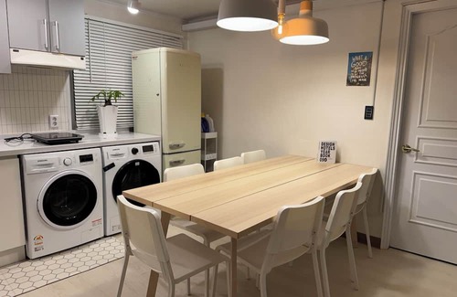 Itaewon Villa | Urban Calm near Itaewon St.｜Free Pickup for Long Stay｜Work & Rest｜2BR, 4 Beds