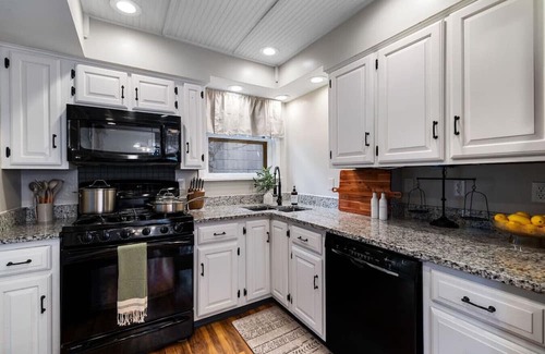 Mount Washington House | ★HostWise Stays★ Private Hot Tub | Family Friendly | Private Parking | Steps to Shiloh St
