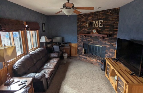 Ashwaubenon House | 3-bedroom house in peaceful Green Bay with AC, WiFi
