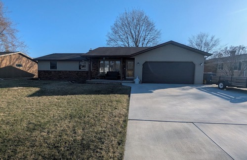 Ashwaubenon House | 3-bedroom house in peaceful Green Bay with AC, WiFi