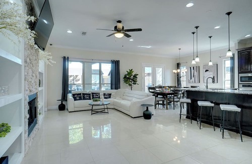 Irving House | GORGEOUS 5-bd 4ba w Pool, Hot Tub, 2 kitchens, & Game Room Near Dallas Airports!