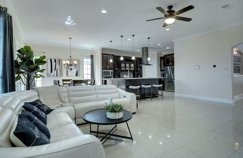 Irving House | GORGEOUS 5-bd 4ba w Pool, Hot Tub, 2 kitchens, & Game Room Near Dallas Airports!