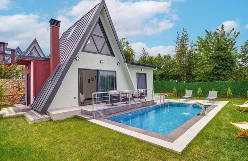 Masukiye House | 1+1 Private Pool-Lake View-Fireplace Bungalow for 3 People in Kartepe Maşukiye