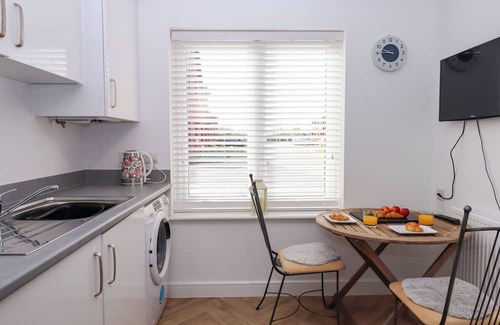 Topsham House | 20 MARINE DRIVE, pet friendly, character holiday cottage in Topsham
