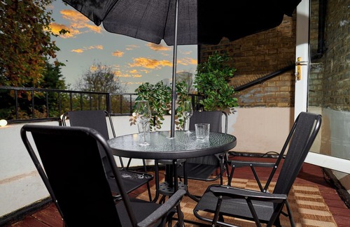 Notting Hill Apartment | Chic 1-Bed Flat w/Terrace in Notting Hill W10