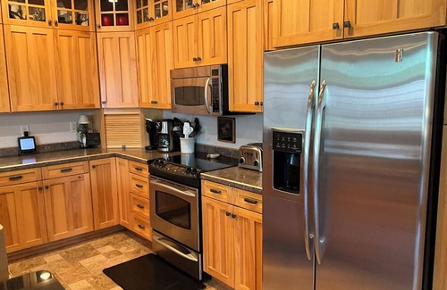 Huron House | Lovely 3-bedroom Home in downtown Huron with WiFi and AC.