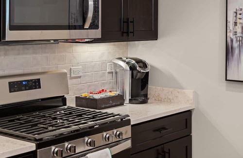 Heart of Chicago Apartment | Cozy Chicago 3BD 2Bath Retreat with Balcony