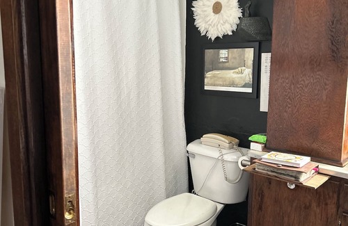 Galion Bed & Breakfast | 4-bedroom bed & breakfast in charming hideaway 1800's home!