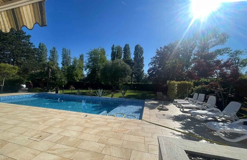 Isola Albarella House | Holiday home with air conditioning, garden and pool