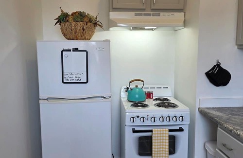 Topeka Apartment | Beautifully Renovated 1 Bed, 1 Bath, Pet-Friendly Apt, 2 Blks From State Capitol