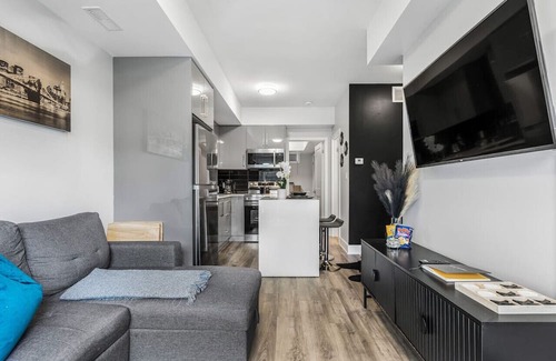 Niagara Falls Apartment | Luxe 1BR Condo Suite| 4 Mins to the Falls/Casino