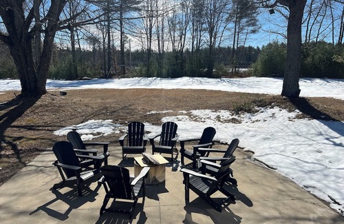 Center Conway House | 3-bedroom house on 40 acres in peaceful Conway with WiFi, AC