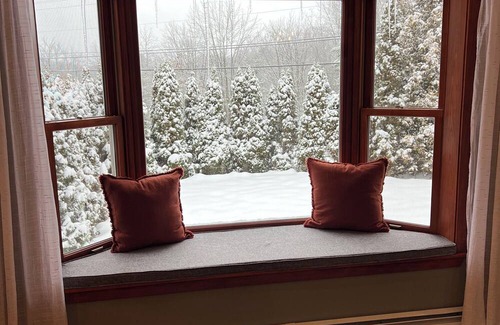 Center Conway House | 3-bedroom house on 40 acres in peaceful Conway with WiFi, AC