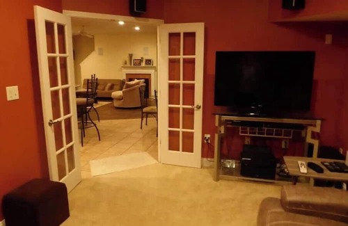 Waterford Plantation House | 5-bed home in Myrtle Beach has AC, WiFi, pool table, garage, HOA large amenities